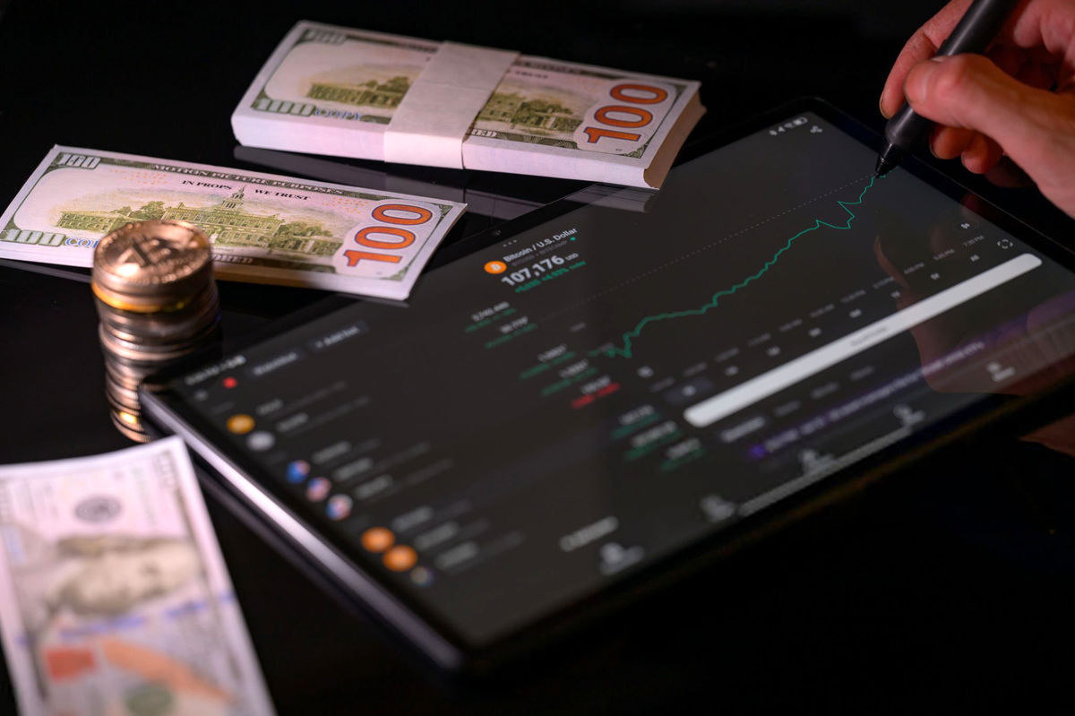 بیتکوین به یک میلیون دلاری؛ آیا اقتصاد آمریکا سقوط میکند؟