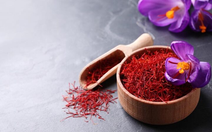 زعفران تقلبی؛ معضل بزرگ بازار است | نقش صنف چاپخانه داران در توزیع گسترده طلای سرخ جعلی