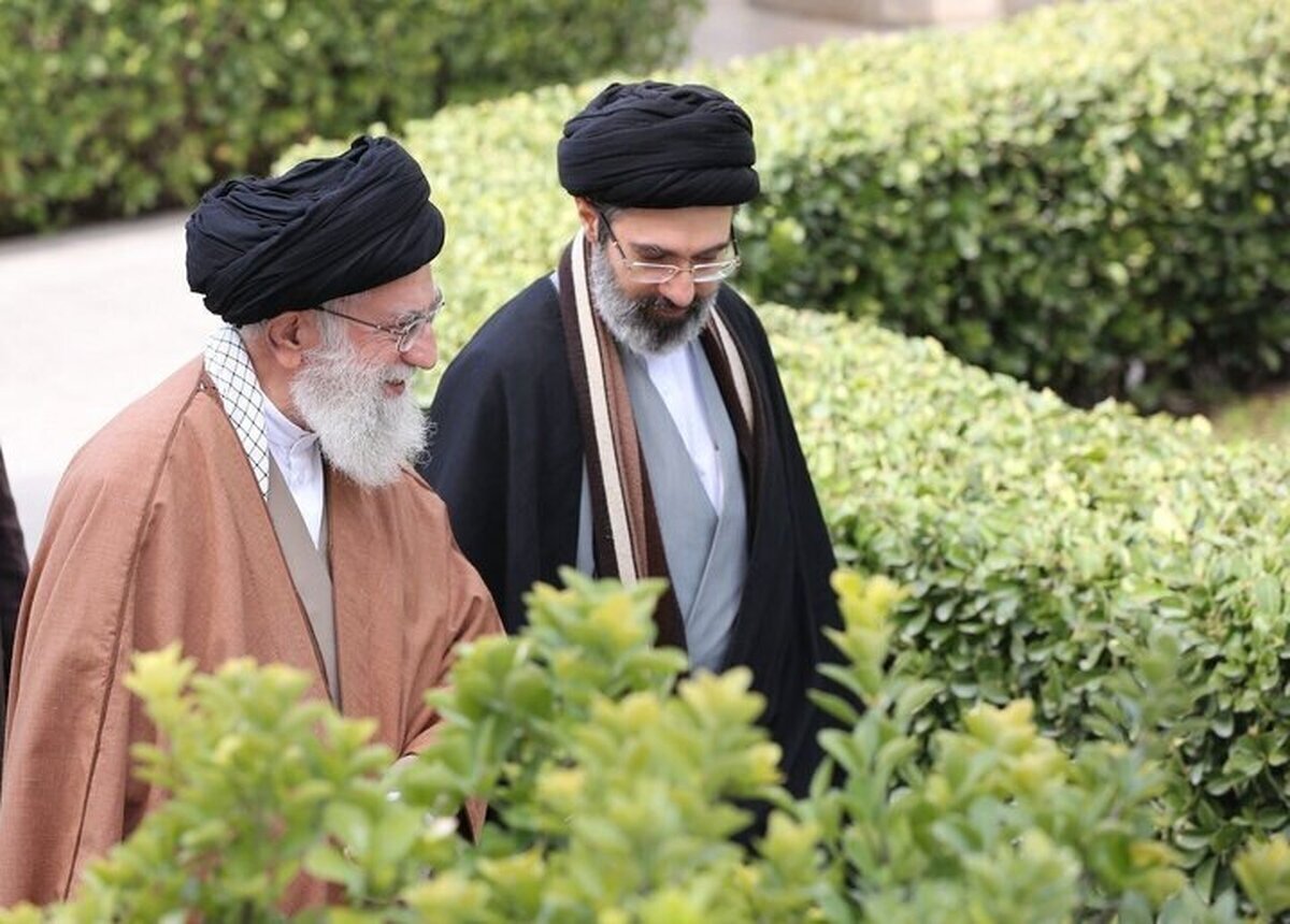 تصویری متفاوت از آیتالله سیدمجتبی خامنهای و رهبر شهید در لبنان