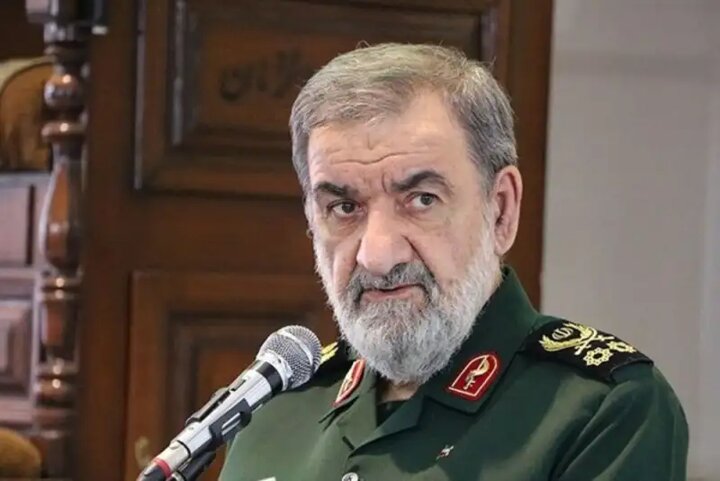محسن رضایی: محکم پای متحدمان حزبالله ایستادهایم