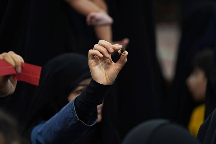 ما از حلقههای ازدواجمان، حلقه دار میسازیم بر گردن ترامپ
