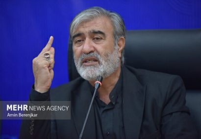 ابراهیم عزیزی خطاب به دشمن: با ترس و وحشت منتظر باشید!