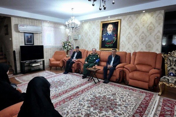 دیدار معاون اجرایی رئیسجمهور با خانواده وزیر دفاع شهید