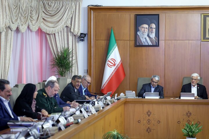 عارف: آمریکا برای مذاکره با ایران به واسطه متوسل میشود